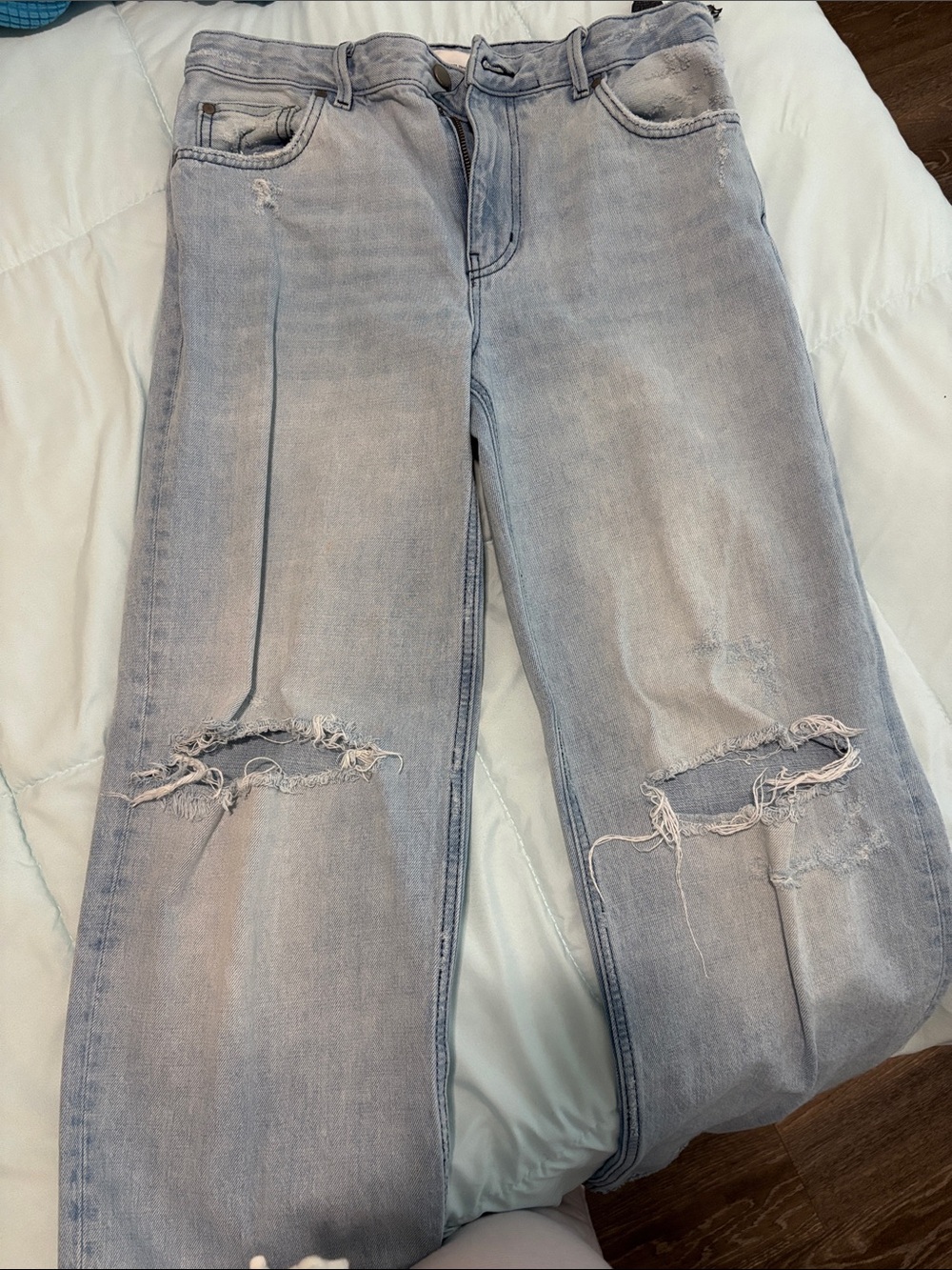 Zara Light Wash Distressed Women’s Jeans